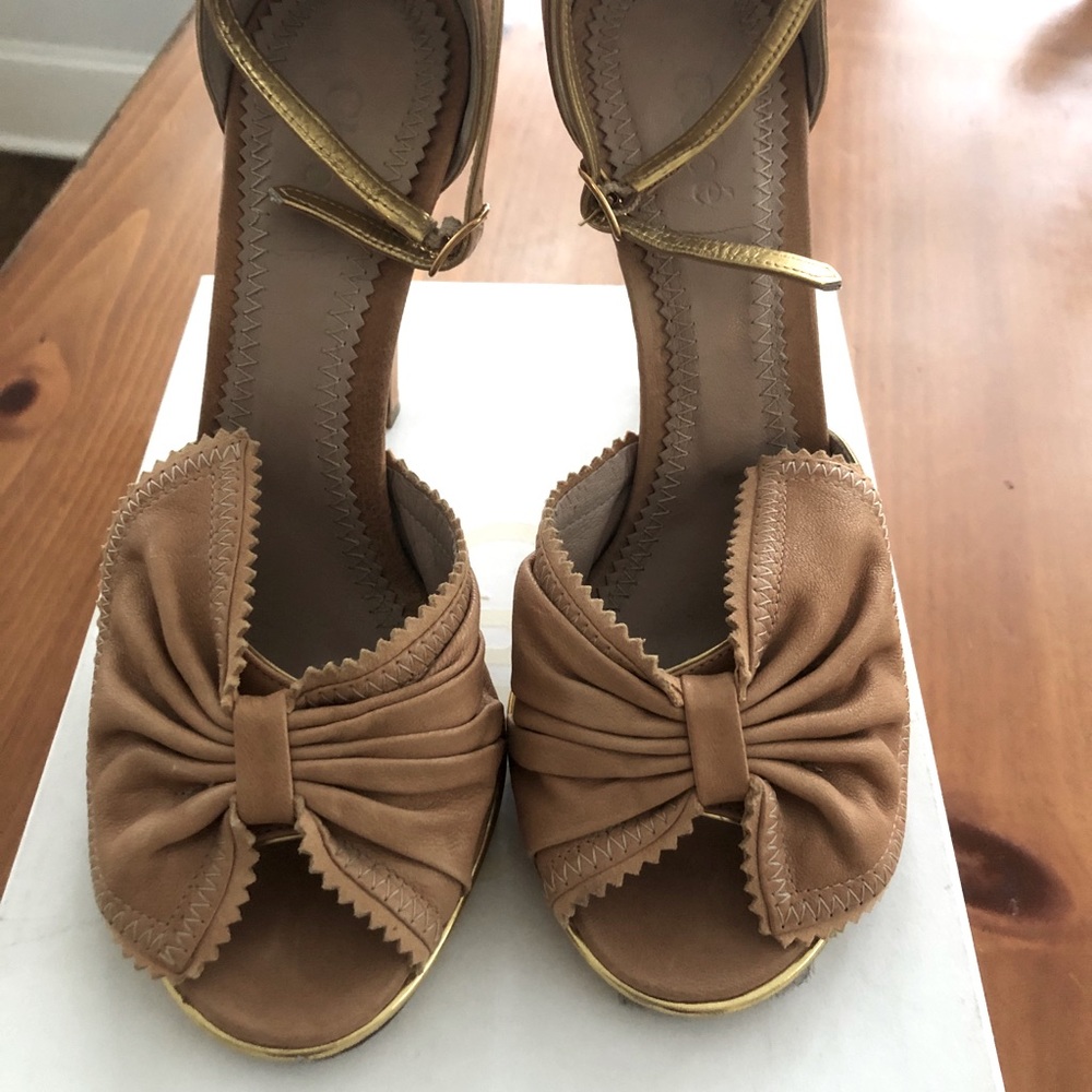 EUC Chloe Terry Sandal. Tan leather with gold trim. Peep toe with bow.